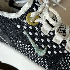 Nike React Escape Run Flyknit Black Metallic
Vivid Gold